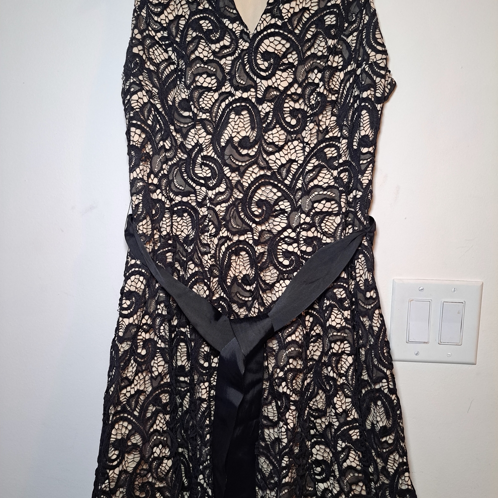 Chic Black and Cream V-Neck Sleeveless Midi Dress